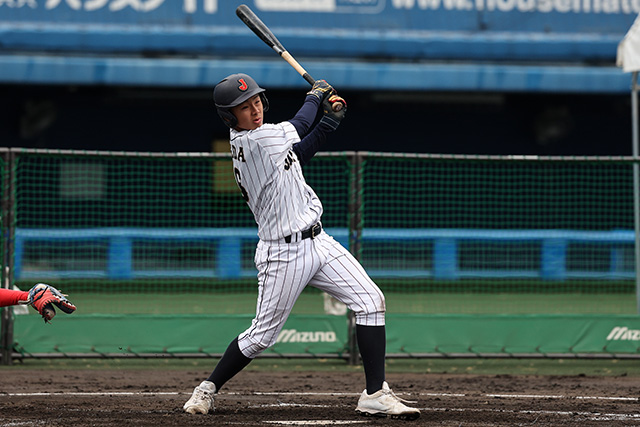 タイムリー三塁打を放つ池田夏唯(下馬ジュニアクラブ)