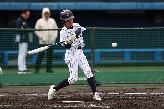 ヒットを放つ石畑一馬(勝瀬キッズ)