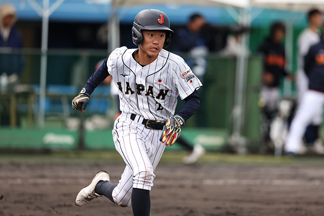 内野安打を放つ杉浦颯真(保々ジュニヤーズ)