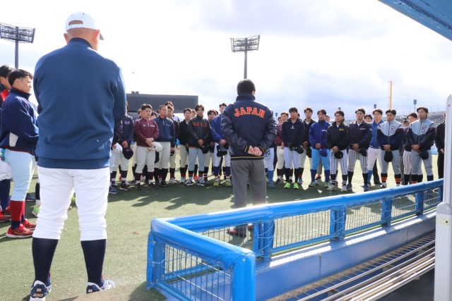 全日本大学野球連盟・内藤雅之事務局長の話を聞く選手たち