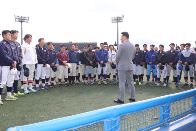 井端弘和監督の話を聞く選手たち