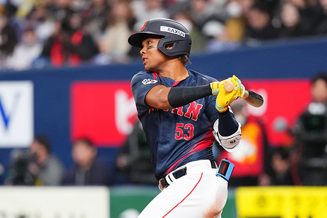 タイムリー三塁打を放つ水谷瞬(日本ハム)