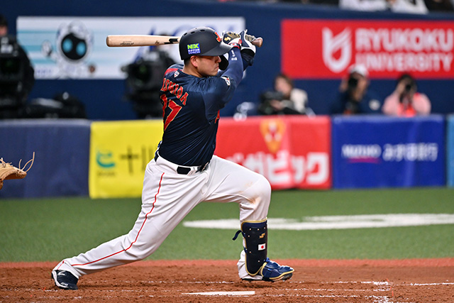 タイムリーを放つ岸田行倫(巨人)
