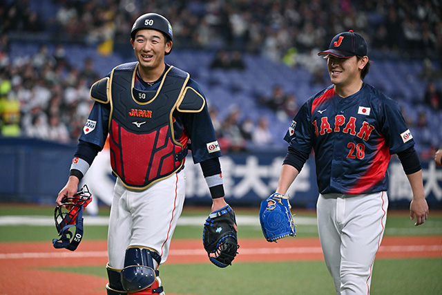 山本祐大(DeNA)と河野竜生(日本ハム)