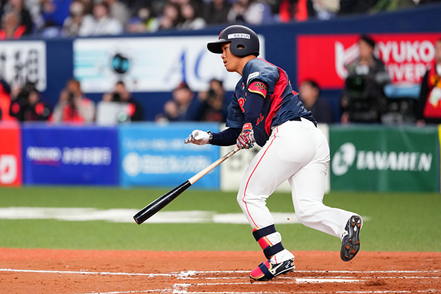 タイムリーを放つ海野隆司(ソフトバンク)
