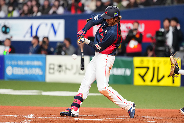 タイムリーを放つ梶原昂希(DeNA)