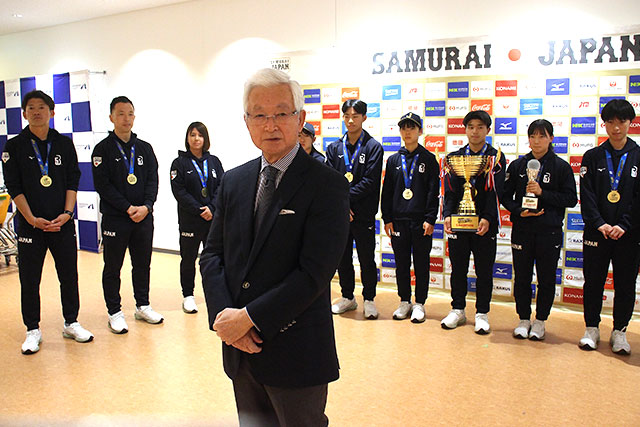 選手や父兄に挨拶をする全日本野球協会・山中正竹会長