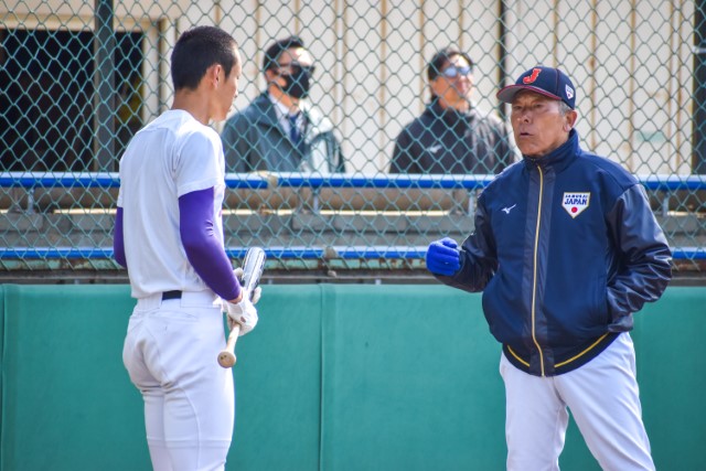 赤埴幸輝(天理)と話す小倉全由監督