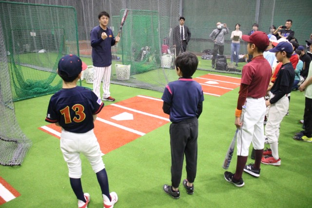 指導する高橋由伸氏