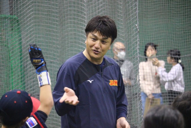 指導する高橋由伸氏