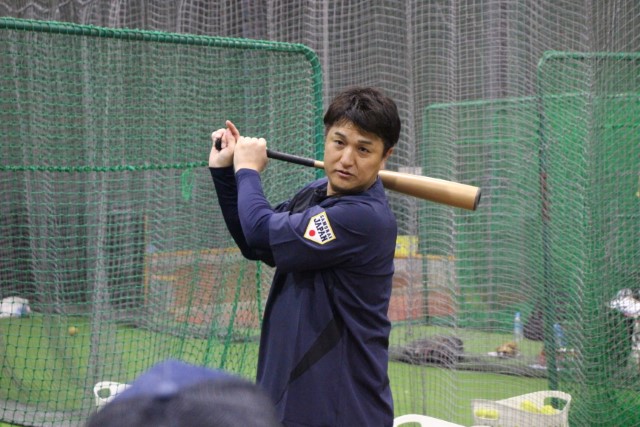 指導する高橋由伸氏