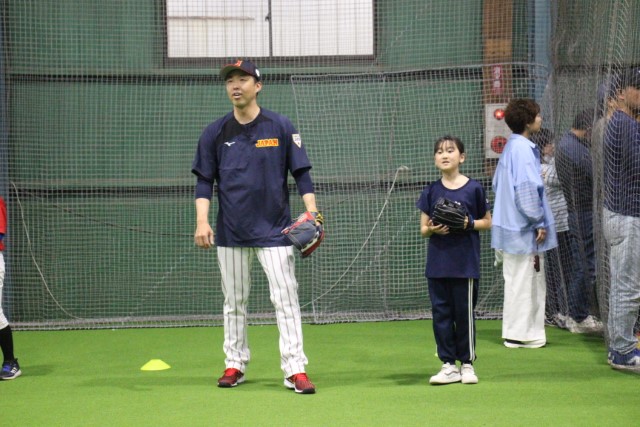 指導する吉見一起投手コーチ
