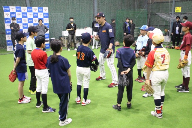 指導する吉見一起投手コーチ