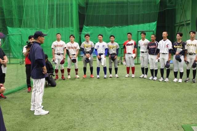 参加者たちに声をかける井端弘和監督