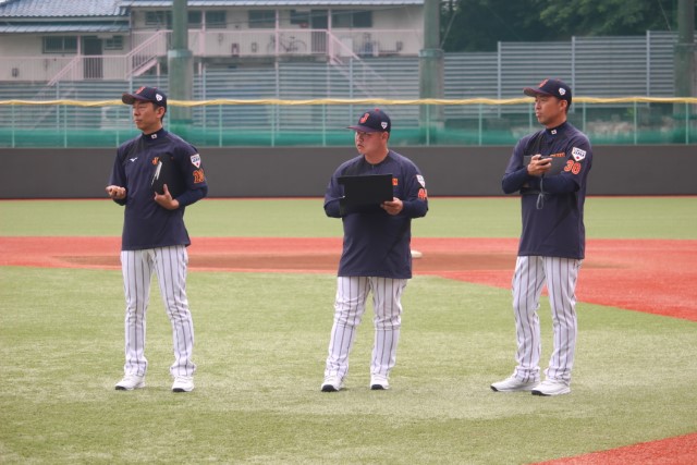 長野信隆コーチ、加藤礼絃コーチ、吉見一起コーチ