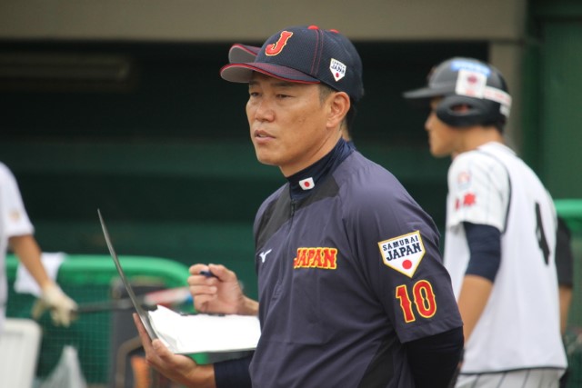 練習を見つめる井端弘和監督
