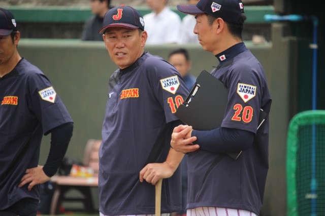 井端弘和監督と長野信隆コーチ