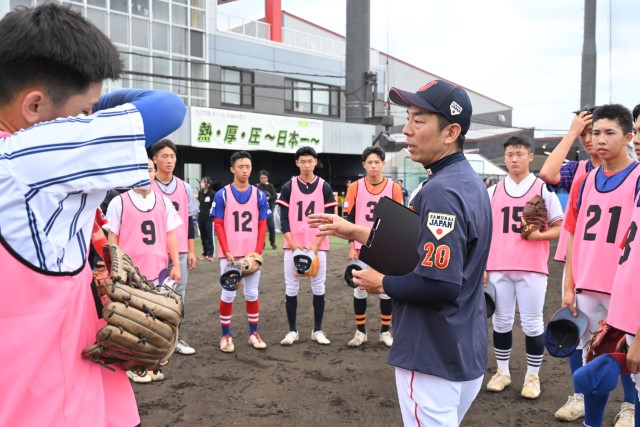 コーチに指示を受ける選手たち