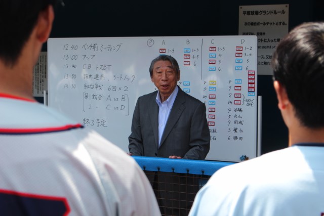 選手たちに話をする全日本大学野球連盟・本郷茂副会長
