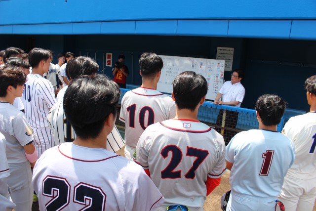 選手たちに話をする全日本大学野球連盟・内藤雅之事務局長