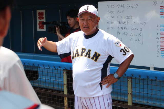 選手たちに話をする堀井哲也監督