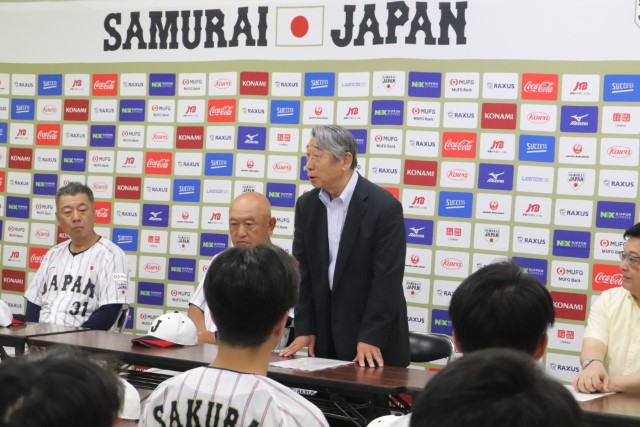 選手たちにエールを送る全日本大学野球連盟・本郷茂副会長