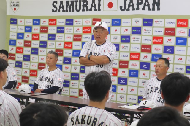選手たちに直前合宿の指針を話す堀井哲也監督