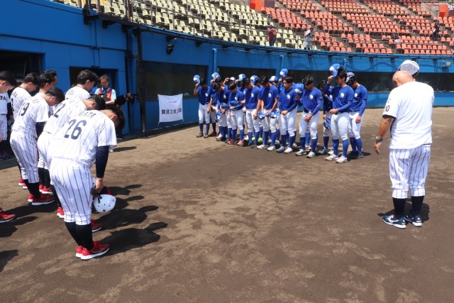 練習補助を務める日本体育大の部員に挨拶をする選手たち