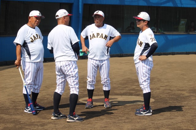 話し合う首脳陣