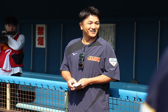 選手たちに挨拶をする高橋由伸氏