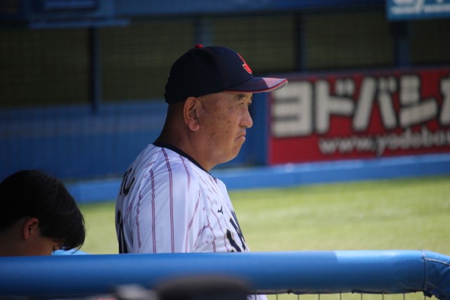 戦況を見つめる堀井哲也監督