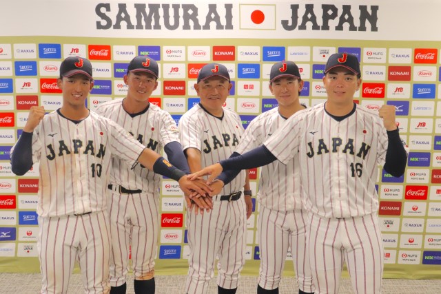 左から松下歩叶、立石正広、堀井哲也監督、伊藤樹、中西聖輝