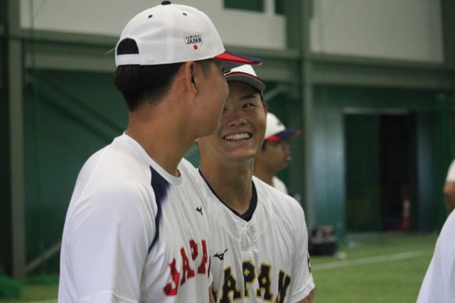平川蓮(仙台大)と談笑する渡部海(青山学院大)