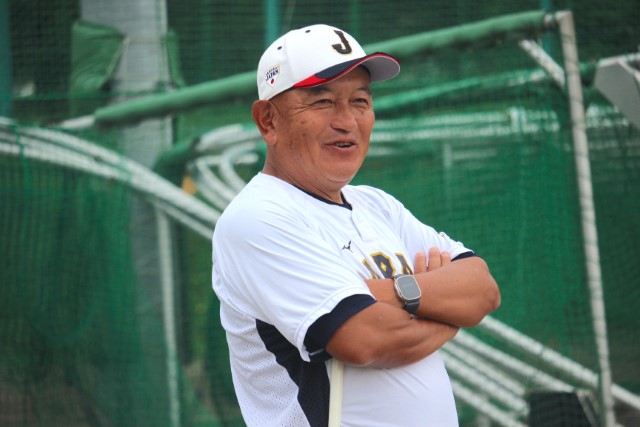 練習を見つめる堀井哲也監督