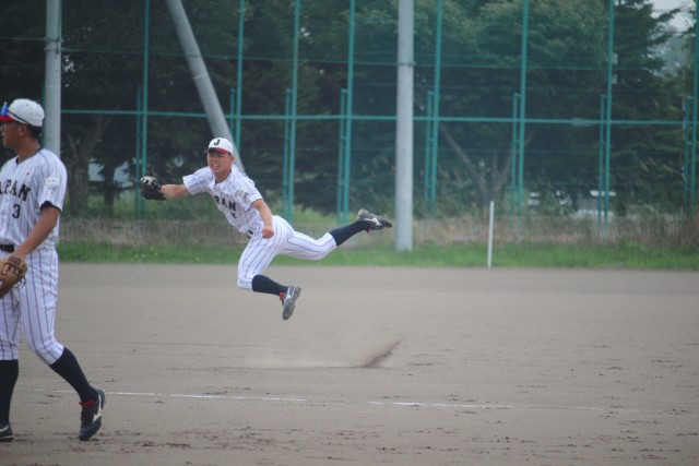 本塁へ返球する榊原七斗(明治大)