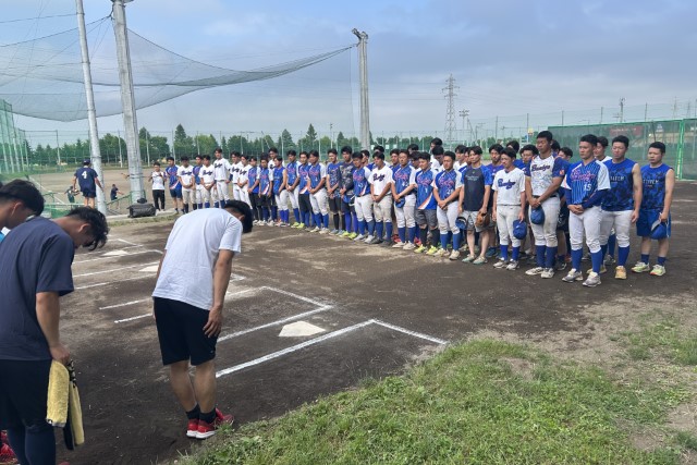 練習を補助してくれた北海道文教大の部員にお礼を言う選手たち