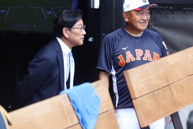 日本ハムの栗山英樹CBOと談笑する堀井哲也監督