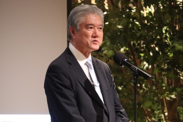 挨拶をする全日本大学野球連盟の長谷山彰会長