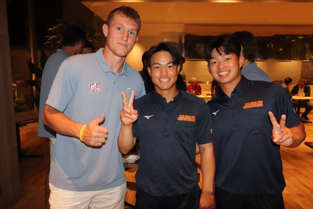 アメリカ大学代表の選手たちと交流する緒方漣(國學院大)と榊原七斗(明治大)