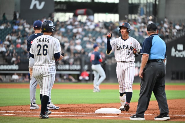 タイムリーを放った小島大河(明治大)