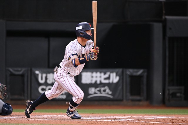ヒットを放つ榊原七斗(明治大)
