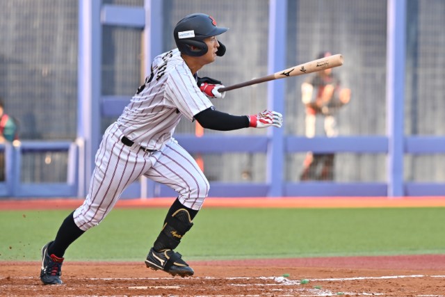 先制タイムリーを放つ松下歩叶(法政大)