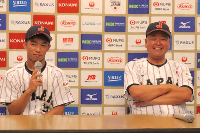 記者会見に出席した外山泰基(福岡ベースボールポニー)と大久保秀昭監督