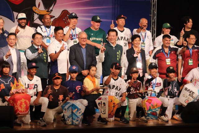 記念撮影に参加する大久保秀昭監督と外山泰基主将(福岡ベースボールポニー)