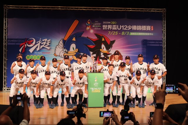 優勝トロフィーとともに記念撮影