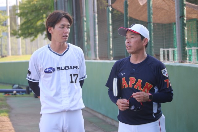 川口朋保監督とコミュニケーションをとる八野田龍司(SUBARU)
