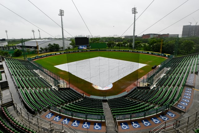 大雨により4時間遅れて試合開始