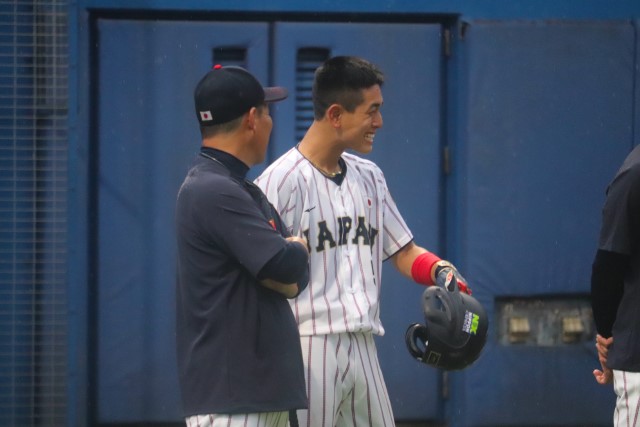 井端弘和監督と談笑する村橋照平(狭山西武ボーイズ)