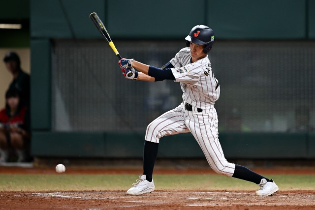 内野安打を放つ畠山颯志(明石ボーイズ)