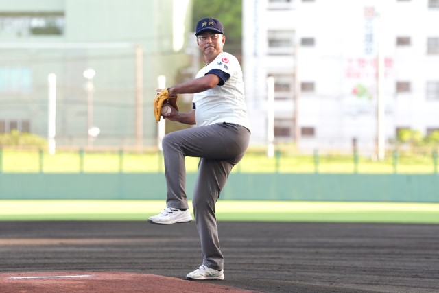 大野倫さんによる始球式